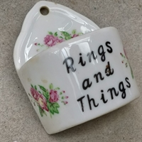 porcelænsskål  med blomstermotiv og tekst til væggen til småting rings and things  gammel vægskål